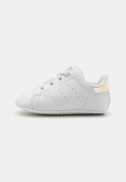 Adidas Originals STAN SMITH CRIB UNISEX - First Shoes - Footwear White/silver Metallic