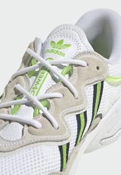 Adidas Originals OZWEEGO MANCHESTER UNITED - Trainers - White -Adidas Originals Shop 17807bc5ae3c44c4806ca56592f49905