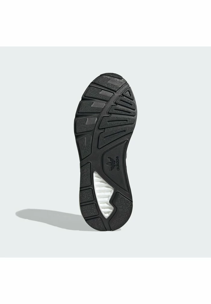 Adidas Originals Trainers - Cblack/ftwwht/hazros 6 Adidas Originals Trainers - Cblack/ftwwht/hazros - Image 6