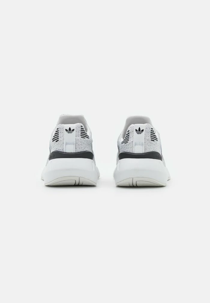 Adidas Originals SWIFT RUN 22 - Trainers - Crystal White/core Black/grey Two 4 Adidas Originals SWIFT RUN 22 - Trainers - Crystal White/core Black/grey Two - Image 4