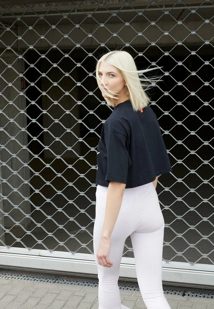 Adidas Originals LOVEUNI CROP - Print T-shirt - Black/multicolor 3 Adidas Originals LOVEUNI CROP - Print T-shirt - Black/multicolor - Image 3