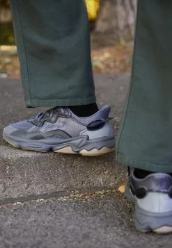 Adidas Originals OZWEEGO UNISEX - Trainers - Grey