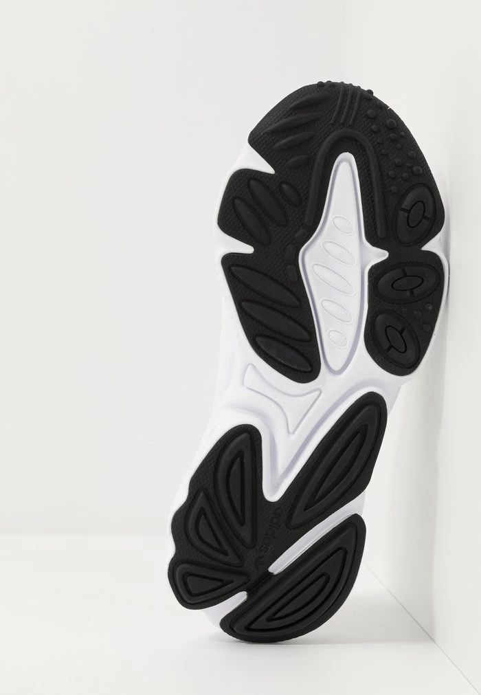 Adidas Originals OZWEEGO - Trainers - Footwear White/core Black 6 Adidas Originals OZWEEGO - Trainers - Footwear White/core Black - Image 6