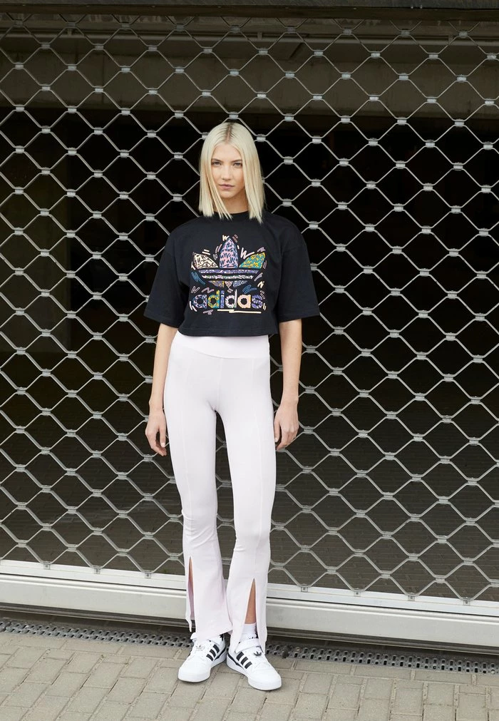 Adidas Originals LOVEUNI CROP - Print T-shirt - Black/multicolor 1 Adidas Originals LOVEUNI CROP - Print T-shirt - Black/multicolor