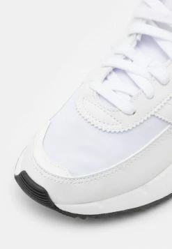 Adidas Originals RETROPY F2 UNISEX - Trainers - Footwear White/core Black -Adidas Originals Shop 3a83118ff14f42d89f4a996461b61d67