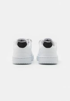 Adidas Originals NEW YORK CITY 90 UNISEX - Trainers - Footwear White/core Black -Adidas Originals Shop 43883a5fa8f841f58b5affa617313df1