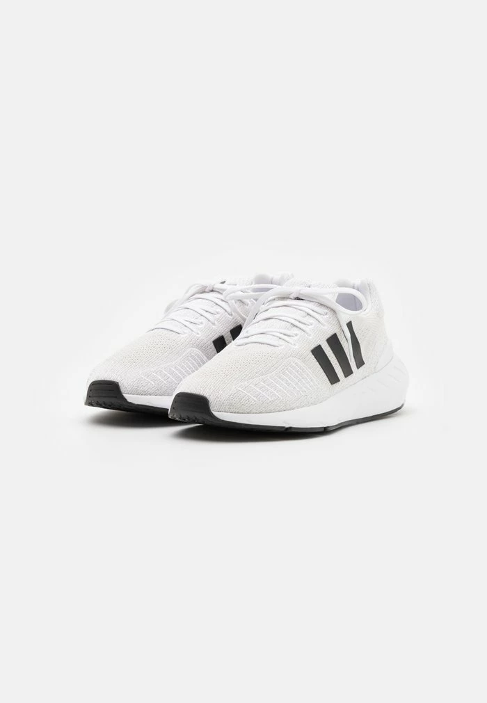 Adidas Originals SWIFT RUN 22 UNISEX - Trainers - Footwear White/core Black/grey One 2 Adidas Originals SWIFT RUN 22 UNISEX - Trainers - Footwear White/core Black/grey One - Image 2