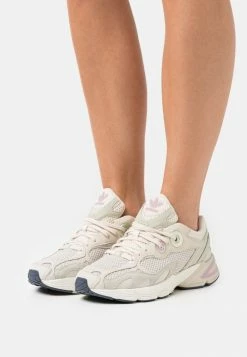 Adidas Originals ASTIR - Trainers - White/clear Brown/halo Green