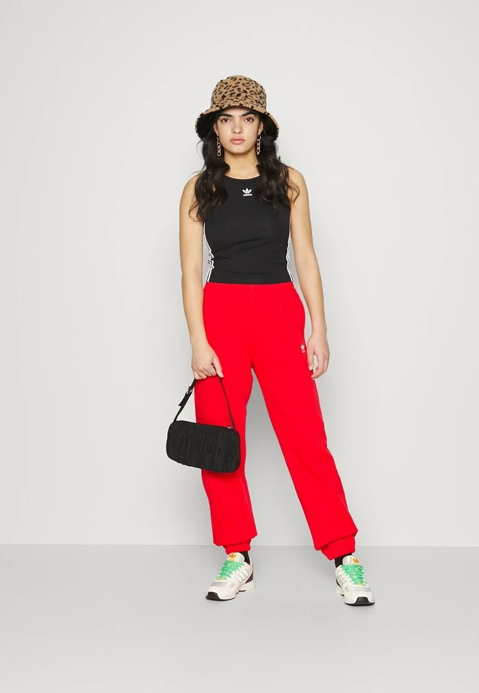 Adidas Originals ADICOLOR ESSENTIALS FLEECE - Tracksuit Bottoms - Vivid Red 4 Adidas Originals ADICOLOR ESSENTIALS FLEECE - Tracksuit Bottoms - Vivid Red - Image 4