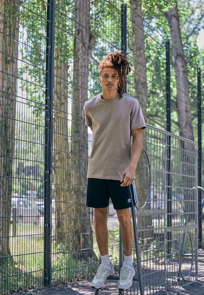 Adidas Originals ESS - Basic T-shirt - Chalky Brown 1 Adidas Originals ESS - Basic T-shirt - Chalky Brown