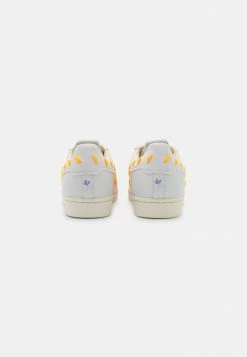 Adidas Originals SUPERSTAR - Trainers - Crystal White/white/flash Orange -Adidas Originals Shop 6e25b944bec14e14995858e50aba93fe