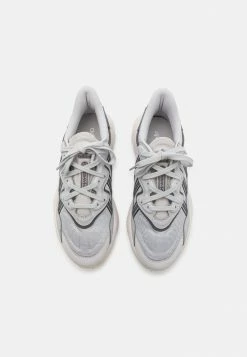Adidas Originals OZWEEGO UNISEX - Trainers - Grey -Adidas Originals Shop 77af69b82e4c400c8273026dbb0f6cce