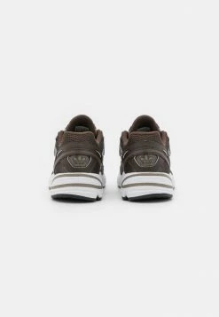 Adidas Originals ASTIR - Trainers - Brown/simple Brown -Adidas Originals Shop 7e6b014f06154496b34cba06e23045d7