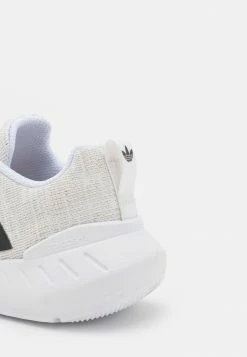 Adidas Originals SWIFT RUN 22 UNISEX - Trainers - Footwear White/core Black/grey One -Adidas Originals Shop 7f83ffb0661d44de9a748fd705f1ddbf