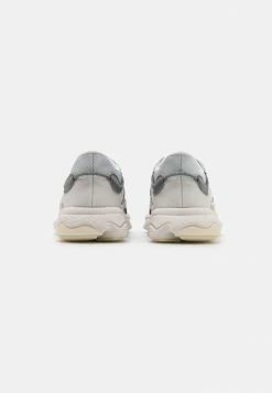 Adidas Originals OZWEEGO UNISEX - Trainers - Grey -Adidas Originals Shop 8031b653be084683b4ba2ecba91c264a