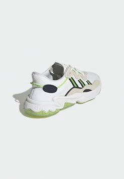Adidas Originals OZWEEGO MANCHESTER UNITED - Trainers - White -Adidas Originals Shop 8cb2f52809a24a088b58869155c007dd