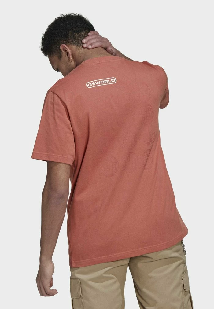 Adidas Originals OZWORLD - Print T-shirt - Brown 3 Adidas Originals OZWORLD - Print T-shirt - Brown - Image 3