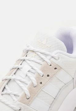 Adidas Originals ZX 22 UNISEX - Trainers - Footwear White/crystal White -Adidas Originals Shop 949f1518e3d045c6aa61404d354ac62e