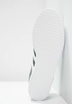 Adidas Originals GAZELLE - Trainers - Dgsogr/white/goldmt -Adidas Originals Shop a578f700983442c690f41f743ffed1b5