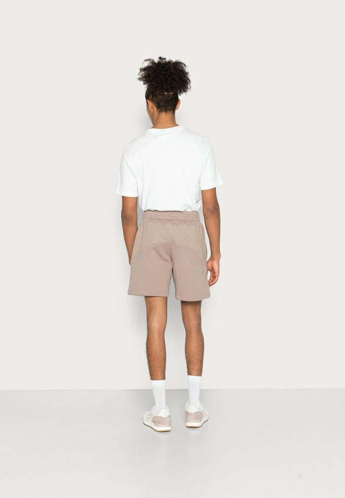 Adidas Originals ESSENT - Shorts - Chalky Brown 3 Adidas Originals ESSENT - Shorts - Chalky Brown - Image 3