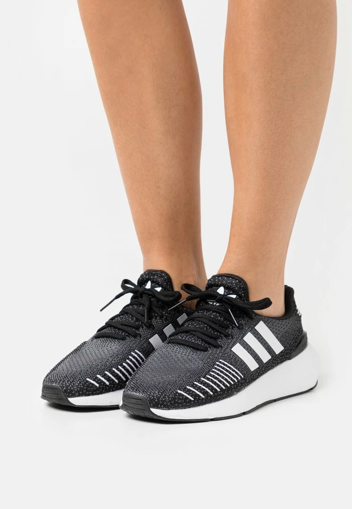 Adidas Originals SWIFT RUN 22 - Trainers - Core Black/footwear White/grey Five 1 Adidas Originals SWIFT RUN 22 - Trainers - Core Black/footwear White/grey Five