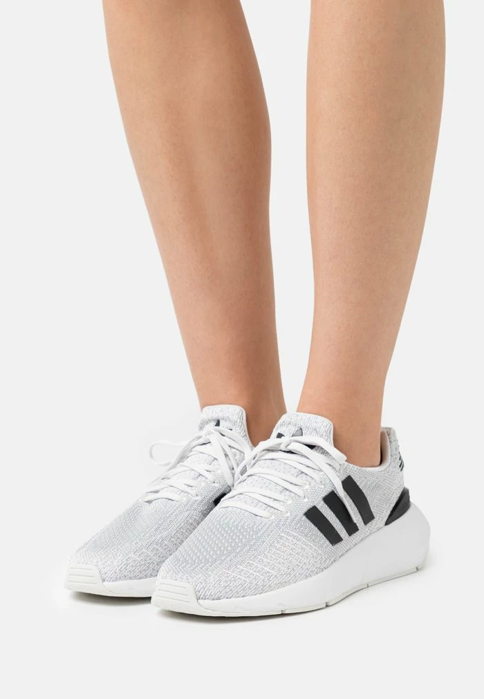 Adidas Originals SWIFT RUN 22 - Trainers - Crystal White/core Black/grey Two 1 Adidas Originals SWIFT RUN 22 - Trainers - Crystal White/core Black/grey Two