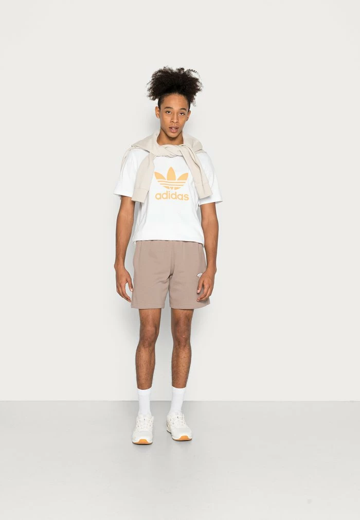 Adidas Originals ESSENT - Shorts - Chalky Brown 2 Adidas Originals ESSENT - Shorts - Chalky Brown - Image 2