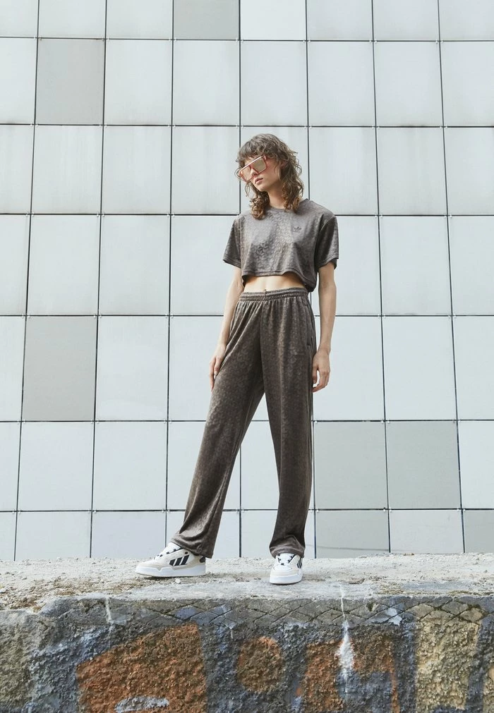 Adidas Originals CROPPED TEE - Basic T-shirt - Dark Brown 2 Adidas Originals CROPPED TEE - Basic T-shirt - Dark Brown - Image 2