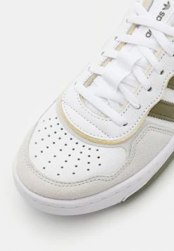 Adidas Originals COURTIC UNISEX - Trainers - Footwear White/focus Olive/grey One -Adidas Originals Shop d0f35df8a22348fba5dc056bcae85ba3