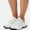 Adidas Originals OZWEEGO - Trainers - Dash Grey/silver/core Black