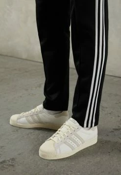 Adidas Originals SUPERSTAR 82 UNISEX - Trainers - Cloud White/alumina/cream White -Adidas Originals Shop d508f09612084c0ca8cacfd74adeded7