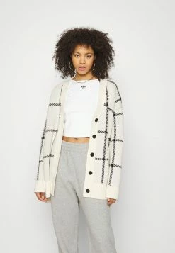 Adidas Originals ADICOLOR ESSENTIALS FLEECE - Tracksuit Bottoms - Medium Grey Heather 14 Adidas Originals ADICOLOR ESSENTIALS FLEECE - Tracksuit Bottoms - Medium Grey Heather -Adidas Originals Shop e73183e35944413390fb2cea8709f81a