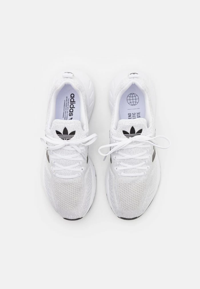 Adidas Originals SWIFT RUN 22 UNISEX - Trainers - Footwear White/core Black/grey One 4 Adidas Originals SWIFT RUN 22 UNISEX - Trainers - Footwear White/core Black/grey One - Image 4
