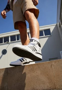 Adidas Originals FORUM MID UNISEX - High-top Trainers - Footwear White/core Black -Adidas Originals Shop eb4b60ab226f456d8b5c054786b4ece2