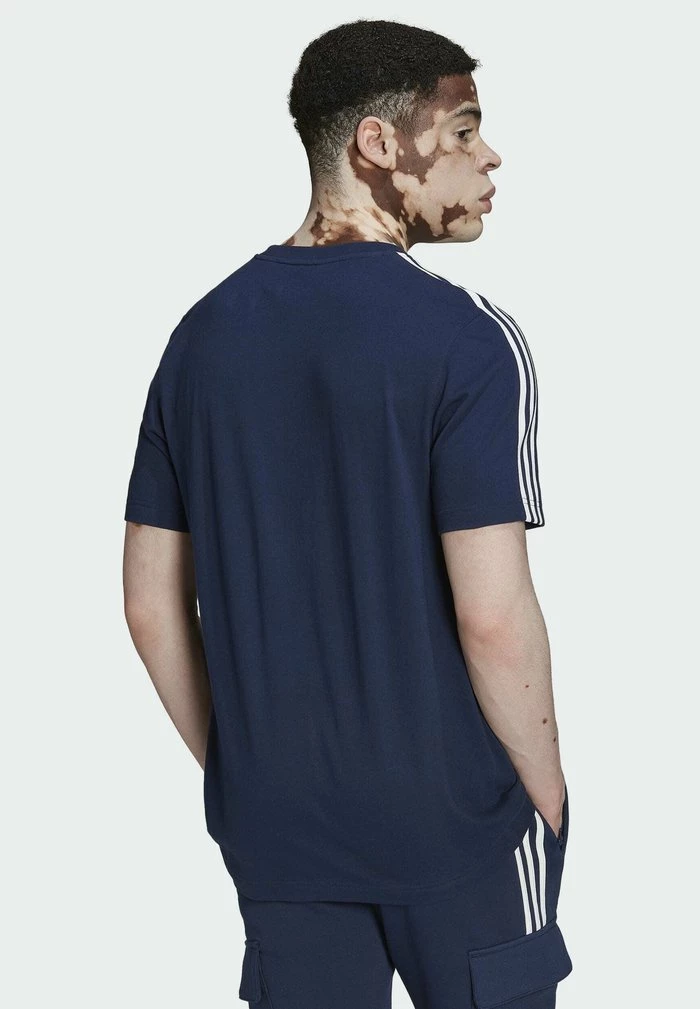 Adidas Originals TECH TEE - Print T-shirt - Blue 2 Adidas Originals TECH TEE - Print T-shirt - Blue - Image 2