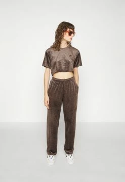 Adidas Originals CROPPED TEE - Basic T-shirt - Dark Brown 11 Adidas Originals CROPPED TEE - Basic T-shirt - Dark Brown -Adidas Originals Shop f464340dc32d4d7ca964dea5ecaa7bb7