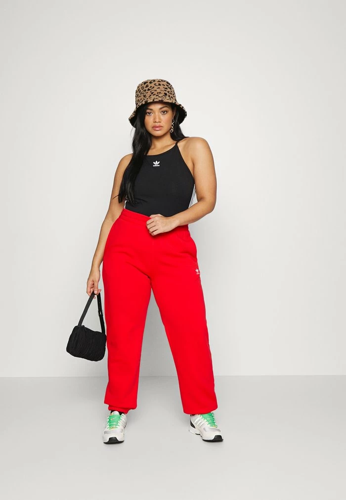 Adidas Originals ADICOLOR ESSENTIALS FLEECE - Tracksuit Bottoms - Vivid Red 2 Adidas Originals ADICOLOR ESSENTIALS FLEECE - Tracksuit Bottoms - Vivid Red - Image 2