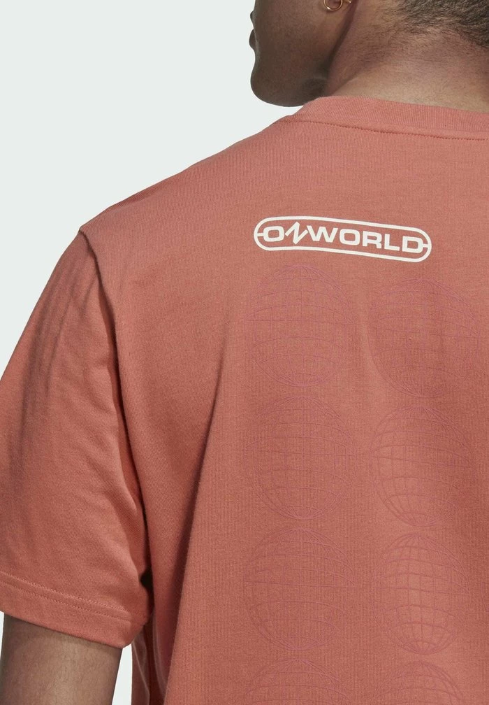 Adidas Originals OZWORLD - Print T-shirt - Brown 5 Adidas Originals OZWORLD - Print T-shirt - Brown - Image 5